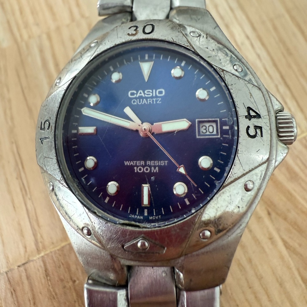 Vintage Casio menโs silver tone blue dial watch NEW BATTERY